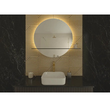Salle de bains avec miroir rond, lavabo et revêtement mural en bois