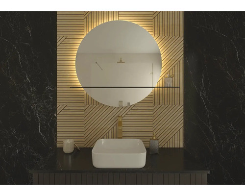 Badezimmer mit rundem Spiegel, Waschtisch und Holzwandverkleidung