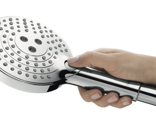 Douchette à main en métal avec bouton de commande dans la main