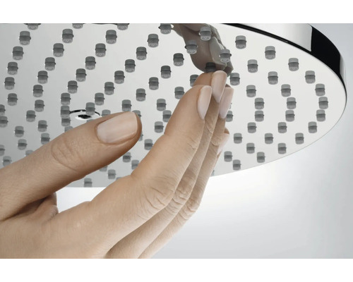 Nahaufnahme eines Duschkopfs mit Hand