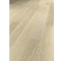 Plancher en bois clair composé de planches individuelles