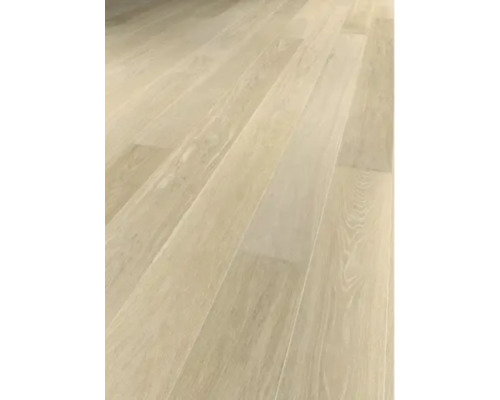 Plancher en bois clair composé de planches individuelles