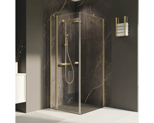 Eckdusche mit goldfarbenen Beschlägen und Handtuchhalter im Badezimmer
