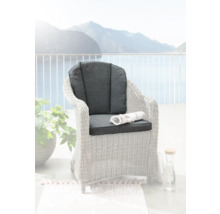 Fauteuil tressé avec coussins gris sur une terrasse avec vue sur le lac