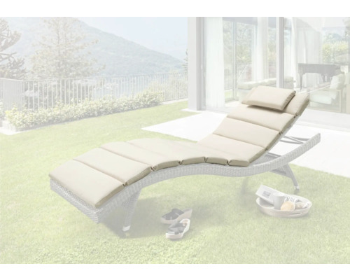Scène de jardin avec une chaise longue avec coussins