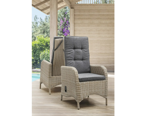 Gartenstuhl Destiny Palma natur meliert, Polyrattan + Aluminium, Rückenlehne verstellbar Zwei hellbeige Relaxsessel mit grauen Auflagen auf einer Terrasse