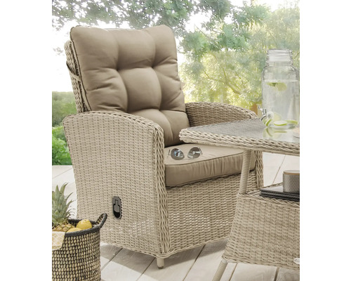 Gartensessel Destiny Merano II pearl shell, Polyrattan + Aluminium, Rückenlehne verstellbar Gartenszene mit Korbsessel, Tisch und Getränkespender