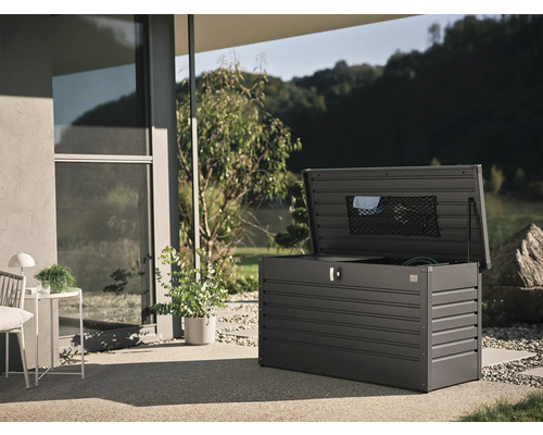 Geöffnete Gartenbox zur Aufbewahrung von Gartengeräten im Aussenbereich