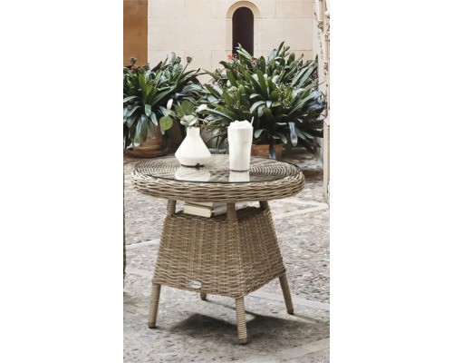 Gartentisch mit Glasplatte und Ablage aus Rattan