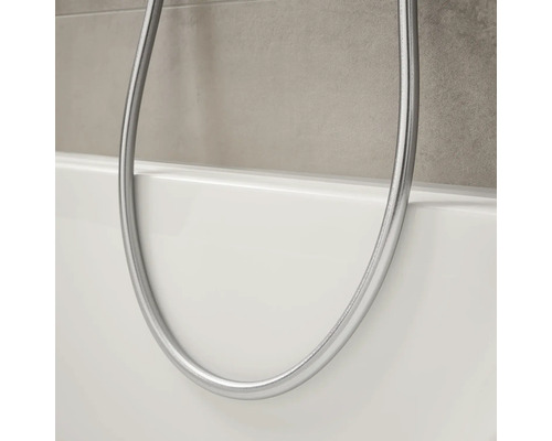 Detailaufnahme einer Badewanne mit Duschschlauch