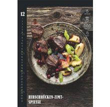 Brochettes de dos de cerf à la cannelle dans une assiette