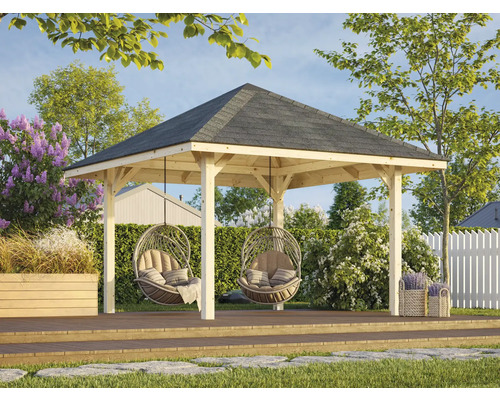 Pavillon de jardin en bois avec deux fauteuils suspendus sur une terrasse dans un jardin.