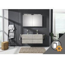 Badezimmer mit Waschtisch, Spiegelschrank und Handtuchleiter