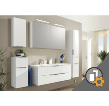 Modernes Badezimmerensemble mit weißen Schränken, Doppelwaschbecken und Spiegelschrank mit Beleuchtung.