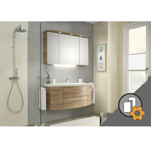 Badezimmer mit Duschkabine, Waschtischunterschrank und Spiegelschrank