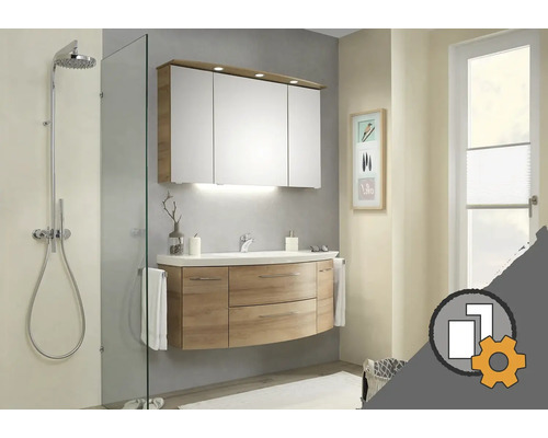 Badezimmer mit Duschkabine, Waschtischunterschrank und Spiegelschrank