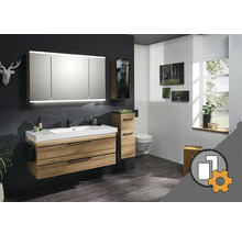Badezimmer mit Waschtischunterschrank, Spiegelschrank, Hochschrank und Wand-WC für ein stilvolles Ambiente