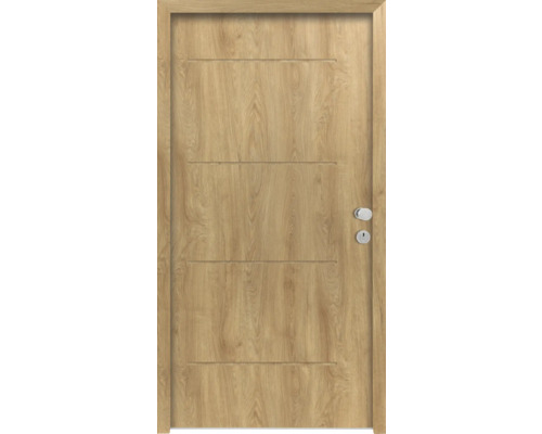 Holztür mit horizontalen Rillen und Türbeschlägen