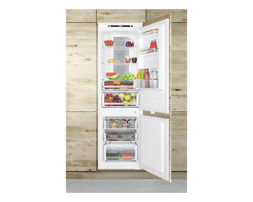 Réfrigérateur ouvert avec des aliments