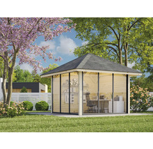 Gartenszene mit modernem Holzgartenhaus mit Glasfront und dunklem Dach