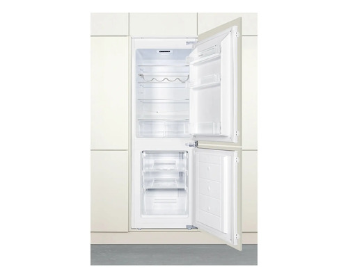 Réfrigérateur encastrable ouvert avec compartiment congélateur et plusieurs compartiments de rangement