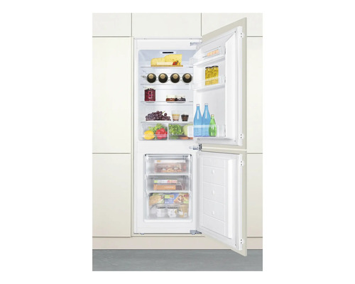 Réfrigérateur intégré ouvert avec aliments