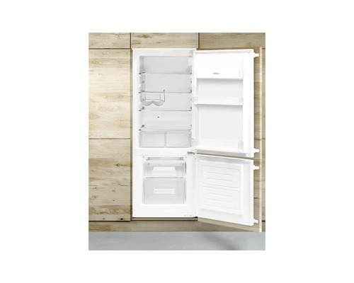 Réfrigérateur Amica blanc ouvert avec étagères et tiroirs