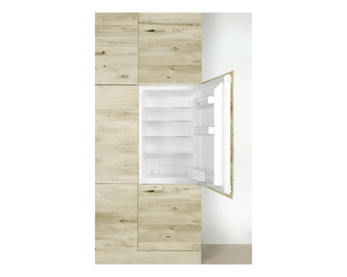 Offener Einbaukühlschrank in heller Holzoptik