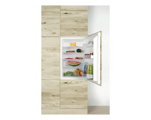 Einbaukühlschrank mit geöffneter Tür, gefüllt mit Lebensmitteln in einer Holzküche