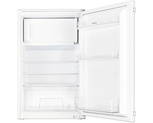 Réfrigérateur ouvert avec étagères et compartiments.