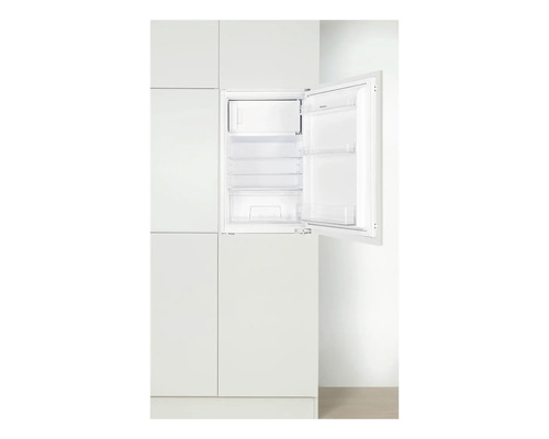 Réfrigérateur intégré avec porte ouverte dans une cuisine blanche