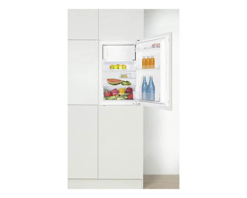 Réfrigérateur intégré avec porte ouverte et aliments