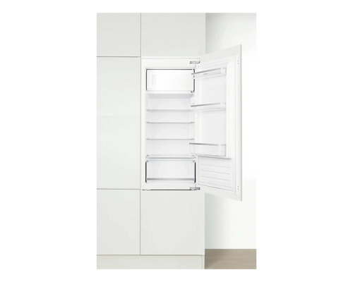 Réfrigérateur intégré avec porte ouverte dans une cuisine blanche