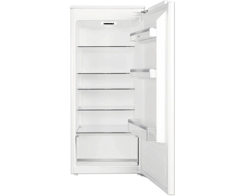 Offener, weißer Kühlschrank mit Glasablagen und Gemüseschublade.