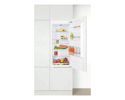 Einbaukühlschrank mit geöffneter Tür, gefüllt mit verschiedenen Lebensmitteln.