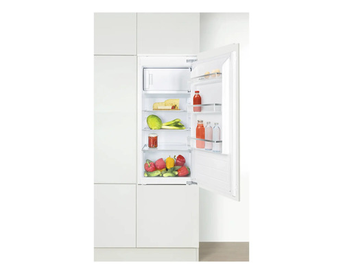 Eingebauter Kühlschrank mit geöffneter Tür und verschiedenen Lebensmitteln