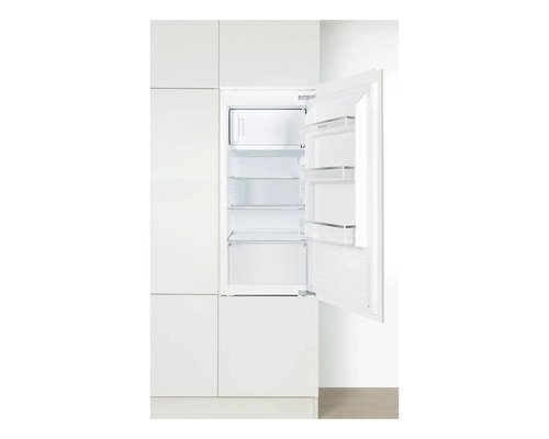 Eingebauter Kühlschrank mit offener Tür und mehreren Regalen.