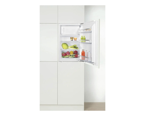 Réfrigérateur intégré avec porte ouverte et provisions