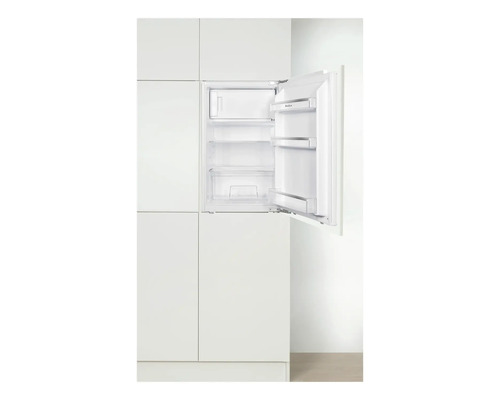 Réfrigérateur intégré avec porte ouverte.