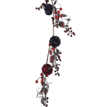 Dekorative Girlande mit Beeren und Blüten für Herbstdekoration