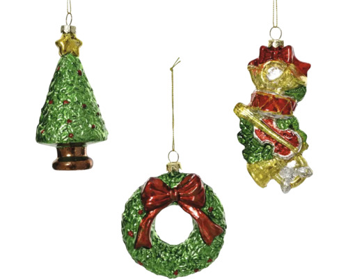 Weihnachtsbaumanhänger Figuren Kunststoff bunt zufällige Motivauswahl Drei hängende Christbaumkugeln in Form eines Weihnachtsbaums, eines Kranzes und eines Musikers mit Instrumenten.