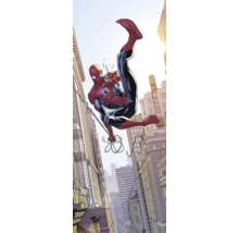 Image de bande dessinée de Spider-Man se balançant dans une ville