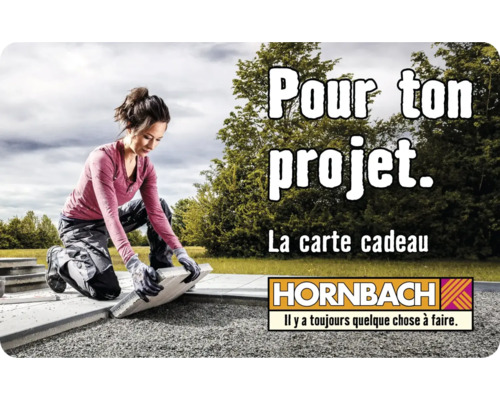 Femme posant des pavés dans le jardin. Logo Hornbach