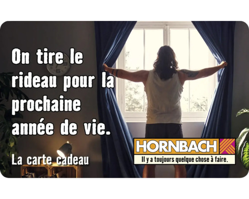 "Homme ouvrant des rideaux devant une fenêtre 