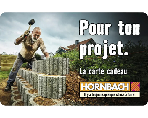 Homme aménage une pente avec des pierres à planter en béton et un maillet en caoutchouc. Logo Hornbach.