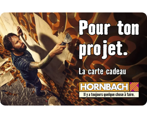 Un homme enlève du vieux papier peint avec une spatule, logo Hornbach
