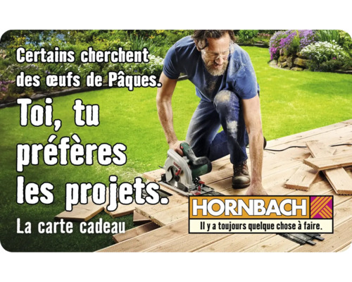 "Un homme travaille sur un projet en bois avec une scie circulaire dans le jardin 
