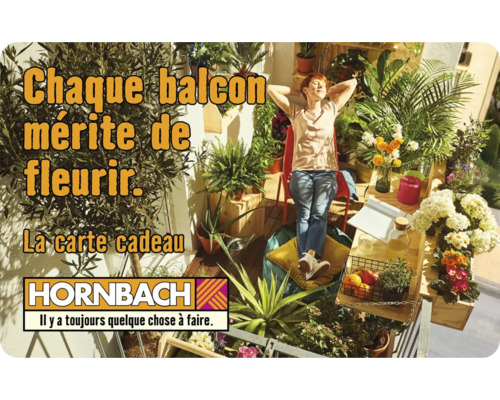 Une femme se détend sur un balcon décoré avec des plantes. Logo Hornbach.
