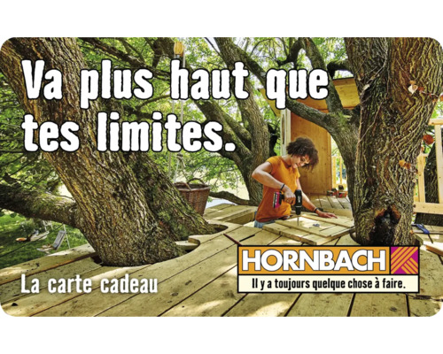 Une femme construit une cabane dans les arbres avec une perceuse, entourée de branches et du logo Hornbach.