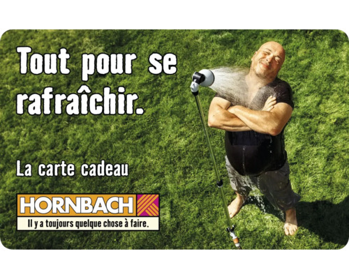 Homme se rafraîchit avec une douche de jardin sur une pelouse, Logo Hornbach